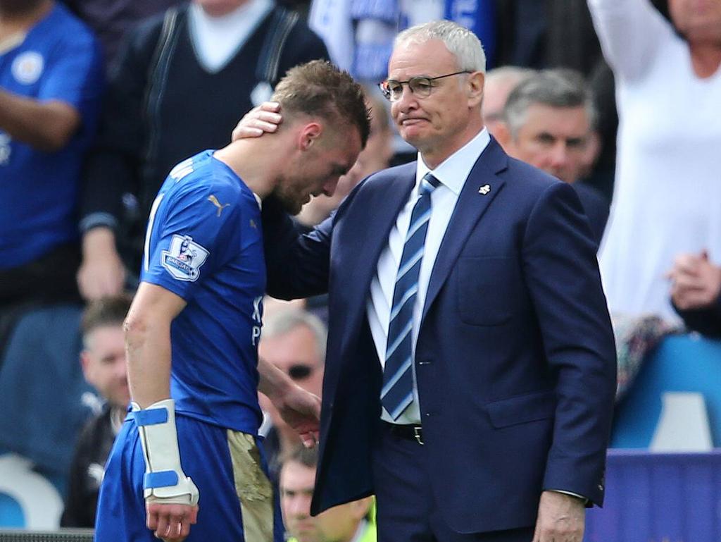 Claudio Ranieri troost Leicester-spits Jamie Vardy na een rode kaart. (17-04-2016)