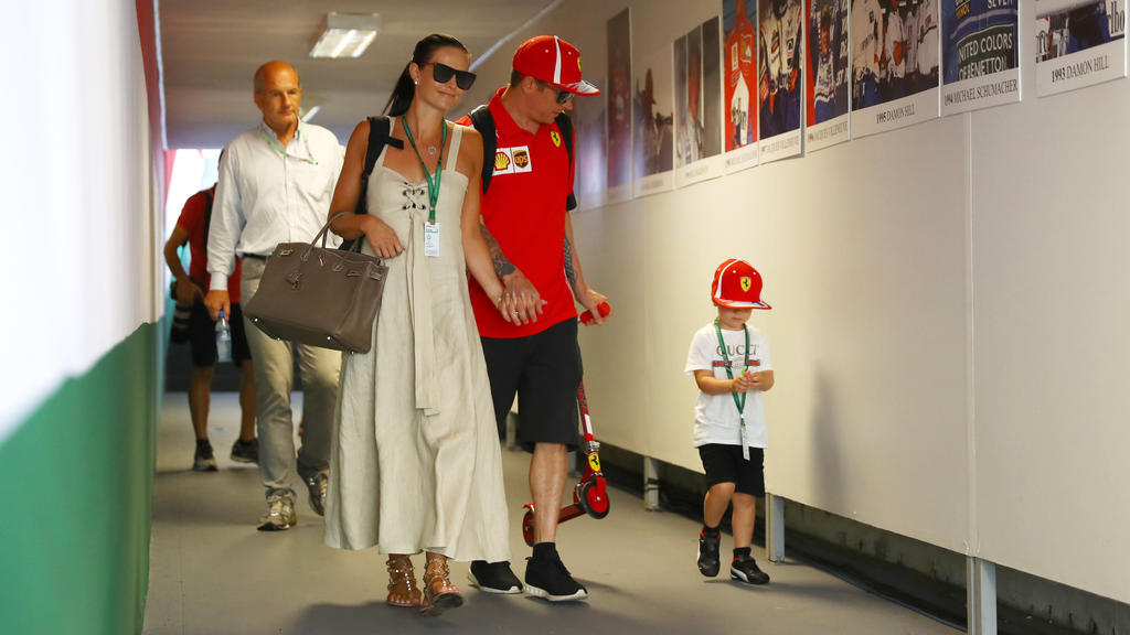 Robin Räikkönen (re.) (hier mit Mutter Minttu im Juli 2018) fuhr erstmals ein Kart Robin Räikkönen (re.) (hier mit Mutter Minttu im Juli 2018) fuhr erstmals ein Kart