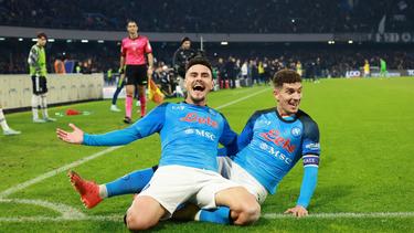 Eljif Elmas (links) und Giovanni Di Lorenzo feiern Napolis Sieg über Juventus