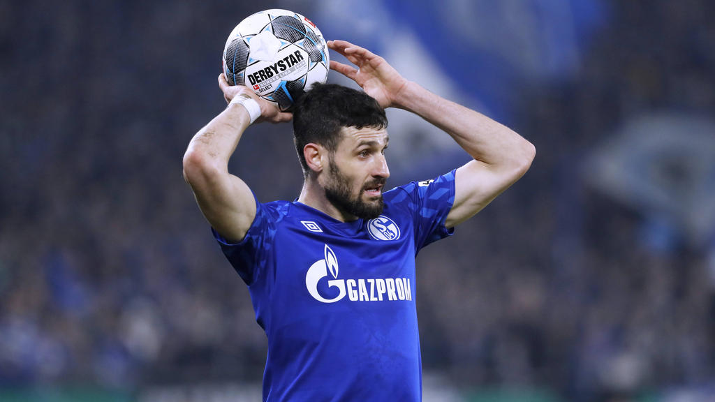 Daniel Caligiuri vom FC Schalke 04 hatte sich im Pokalspiel gegen Hertha BSC am Knie verletzt