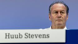 Huub Stevens rät seinem FC Schalke 04 kein Saisonziel auszugeben