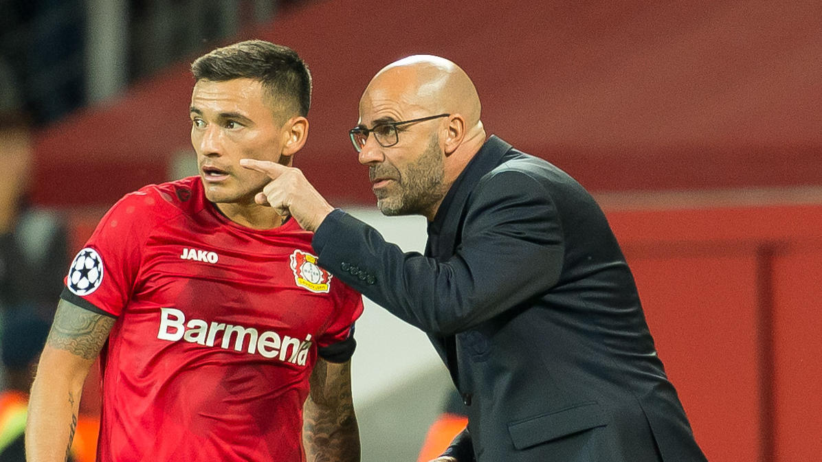 Leverkusens Trainer Bosz (r.) glaubt an den Halbfinaleinzug Leverkusens Trainer Bosz (r.) glaubt an den Halbfinaleinzug