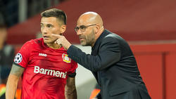 Leverkusens Trainer Bosz (r.) glaubt an den Halbfinaleinzug