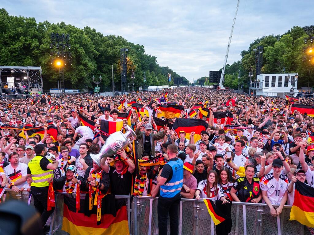 Hunderttausende Menschen feiern während der Fußball-EM in Deutschland