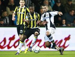 Heracles Almelo-aanvaller Ouassama Tannane gaat in duel met tegenstander Kelvin Leerdam van Vitesse (13-12-2015)