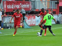 Roberto Rosales (l.) en Quincy Promes in de aanval voor FC Twente. (28-7-2013)