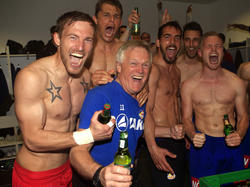 Die SKN-Spieler feiern mit Masseur Hans Fehringer, der als einziger im Klub den VSE und FCN St. Pölten überdauerte, "Europapokal"-Gesänge.
