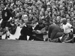 Pelé am Boden: Bei der WM 1966 wurde der Superstar Opfer zahlreicher Attacken