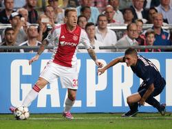 Niki Zimling (l.) kijkt vooruit met de bal aan zijn voet terwijl Marco Verratti bij de middenvelder probeert te komen. (17-09-2014)