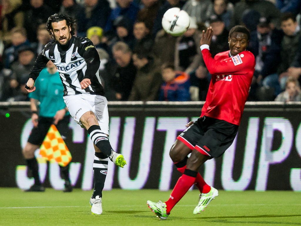 Heracles Almelo-speler Simon Cziommer (l.) schiet de bal op goal en sc Heerenveen-speler Janio Bikel (r.) kan de bal niet blokken. (21-03-2015) Heracles Almelo-speler Simon Cziommer (l.) schiet de bal op goal en sc Heerenveen-speler Janio Bikel (r.) kan de bal niet blokken. (21-03-2015)