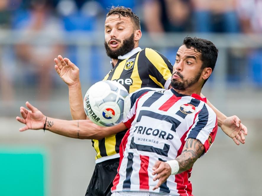 Bruno Andrade (r.) is Rochdi Achenteh (l.) te snel af tijdens het competitieduel Willem II - Vitesse. (09-08-2015)