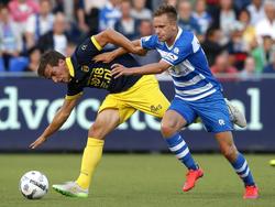 PEC Zwolle-debutant Wouter Marinus probeert Erik Bakker van SC Cambuur van de bal te zetten. (12-08-2015)