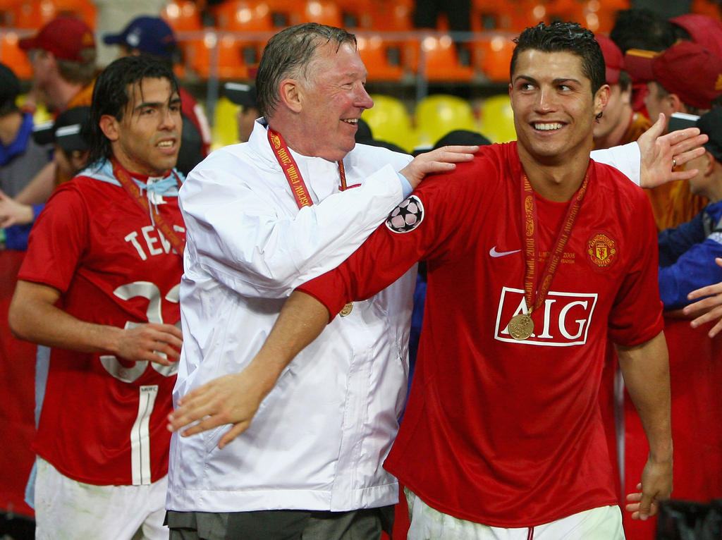 Sir Alex Ferguson (M.) hat Cristiano Ronaldo im Jahr 2003 ins Old Trafford gelockt