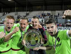 V.l.n.r: Dani de Wit, Kaj Sierhuis, Jeffrey de Lange en Conner Blöte juichen met de kampioensschaal in de hand. Ajax A1 is de landskampioen in het seizoen 2015/2016. (10-05-2016)