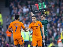 Steven Berghuis maakt zijn debuut voor het Nederlands elftal door Memphis Depay te vervangen tegen Ierland. (27-05-2016)