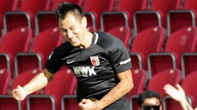 Der Augsburger Dong-Won Ji jubelt über das Tor zum 1:0 und verletzt sich dabei