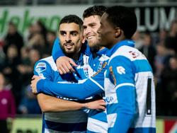 Youness Mokhtar (l.), Danny Holla (m.) en Queensy Menig (r.) vieren de 2-0 van PEC Zwolle tegen VVV-Venlo. Mokhtar rondt beheerst af in het bekerduel. (27-10-2016)