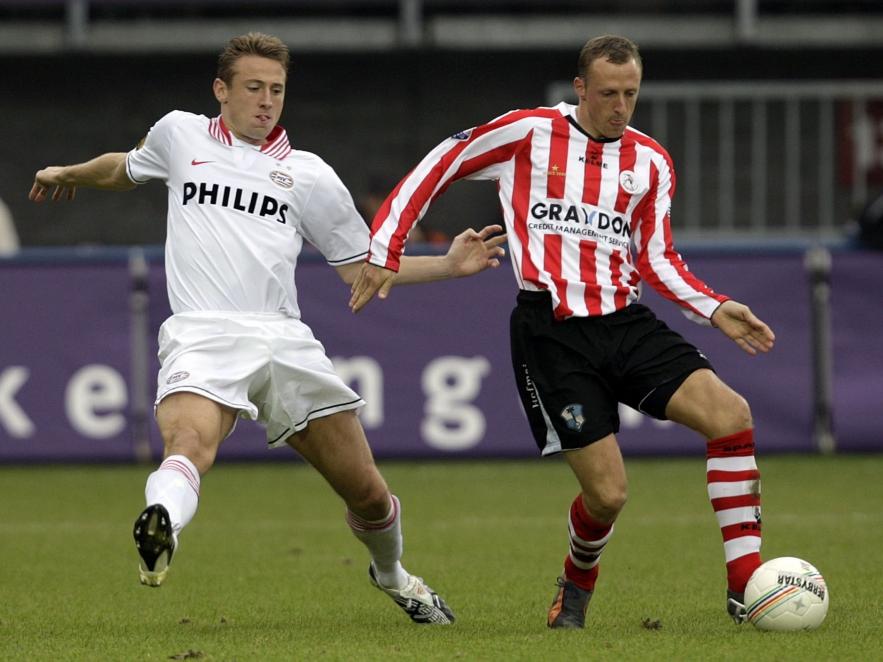Sjaak Polak (r.) is namens Sparta tegenstander Jan Kromkamp te snel af. (28-10-2007)