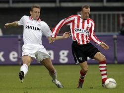 Sjaak Polak (r.) is namens Sparta tegenstander Jan Kromkamp te snel af. (28-10-2007)