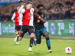 Elvis Manu (r.) vecht een duel uit met Bart Nieuwkoop (l.) tijdens het competitieduel Feyenoord - Go Ahead Eagles (05-04-2017).