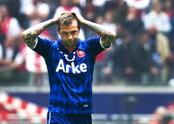Theo Janssen baalt nadat FC Twente op de slotdag in een direct gevecht met Ajax de titel hebben verspeeld aan de Amsterdammers. (15-05-2011)