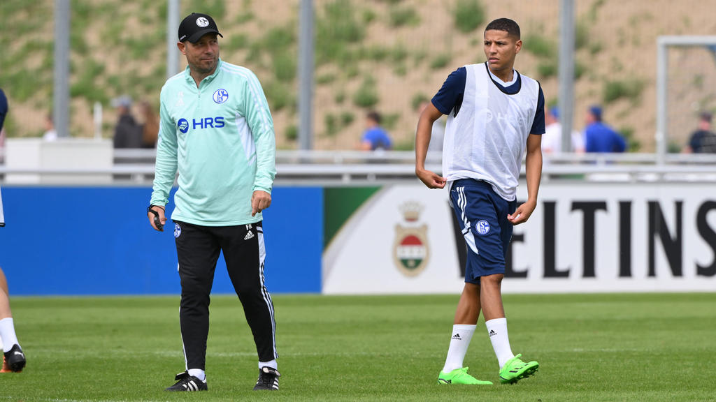 Frank Kramer (l.) steht derzeit mit Amine Harit auf dem Trainingsplatz des FC Schalke