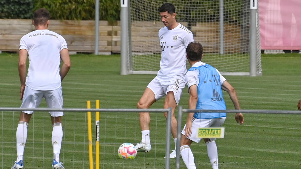 Robert Lewandowski trainiert erstmals wieder mit der Mannschaft des FC Bayern Robert Lewandowski trainiert erstmals wieder mit der Mannschaft des FC Bayern