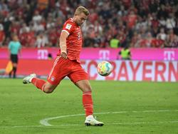 Bayerns Abwehrspieler Matthijs de Ligt schießt aufs gegnerische Tor