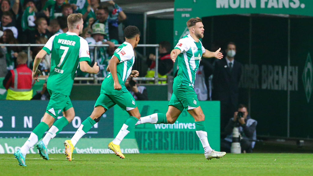 Niclas Füllkrug (r.) hat das Siegtor für Werder Bremen gegen Hertha BSC geköpft