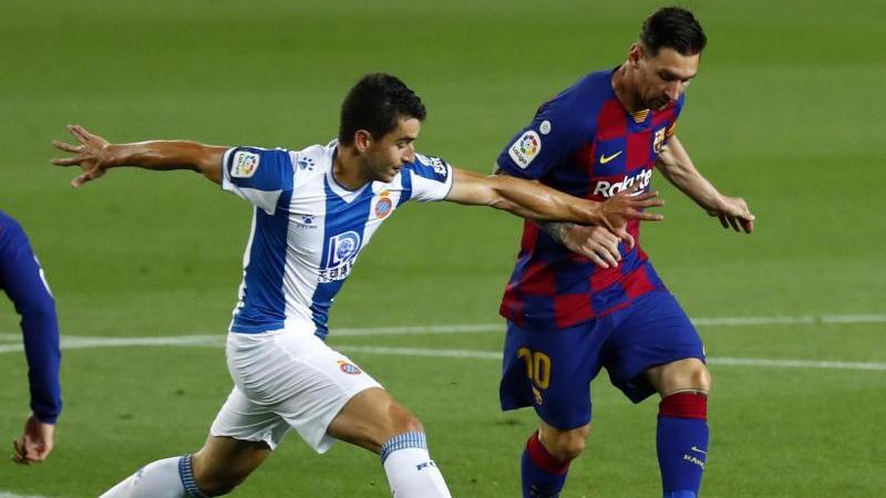 Barcelonas Lionel Messi (r.) kämpft mit Marc Roca von Espanyol um den Ball