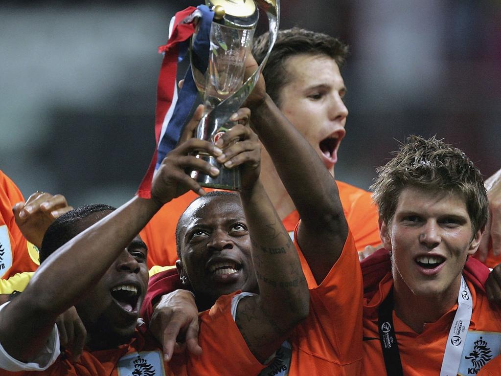 Edson Braafheid, Romeo Castelen, Ron Vlaar en Klaas-Jan Huntelaar (v.l.) vieren 2006 de Europese titel -21 (4.6.2006).