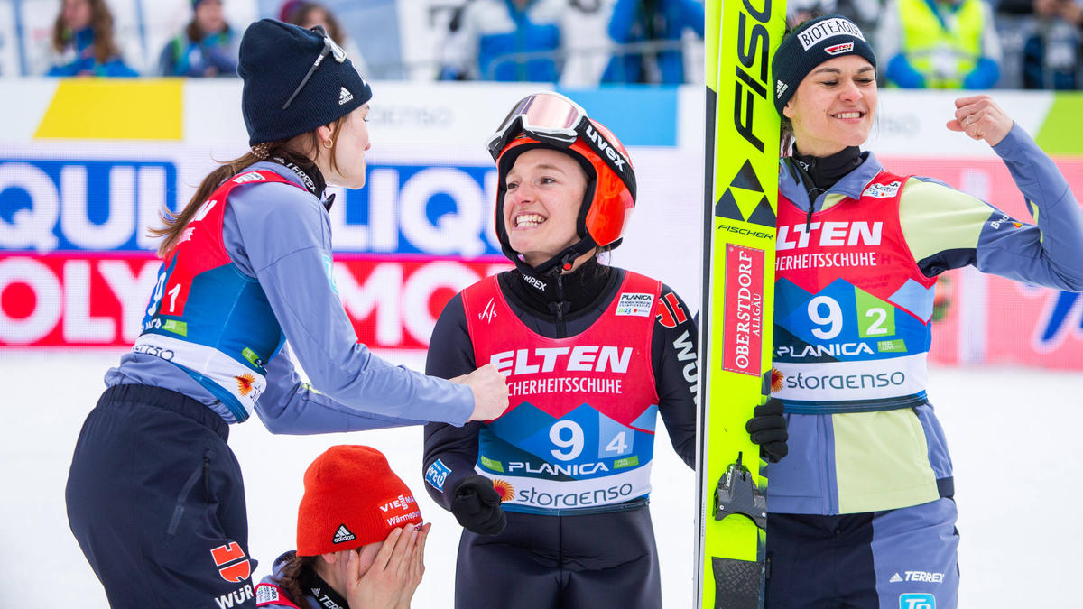 Die deutschen Skispringerinnen holen im Team-Wettbewerb den Weltmeistertitel