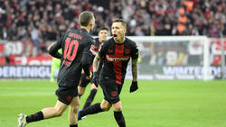 Florian Wirtz und Alejandro Grimaldo bejubeln einen Treffer von Bayer Leverkusen