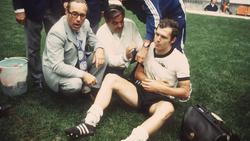 Franz Beckenbauer wird im Halbfinale der WM 1970 in Mexiko gegen Italien eine Schulterbandage angelegt