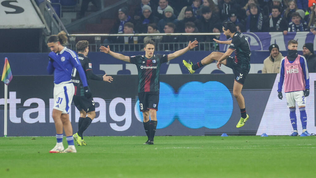 Martijn Kaars (M.) zerlegte den FC Schalke 04 mit seinen vier Toren Martijn Kaars (M.) zerlegte den FC Schalke 04 mit seinen vier Toren