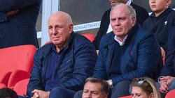 Dieter Hoeneß und sein Bruder Uli Hoeneß zusammen auf der Ehrentribüne beim FC Bayern