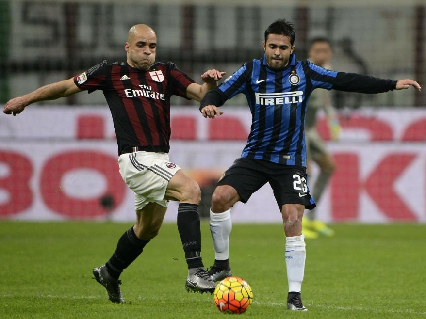 Alex vecht namens AC Milan een duel uit met Eder van Internationale. (31-01-2016)