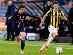 Lucas Andersen (l.) moet in de achtervolging bij Denys Oliynyk (r.) tijdens het competitieduel Vitesse - Willem II. (27-02-2016)