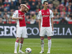 Davy Klaassen (l.) en Arkadiusz Milik balen van de 0-1 van FC Utrecht. Verliest Ajax van de Domstedelingen, dan blijft PSV de koploper in de Eredivisie. (17-04-2016)