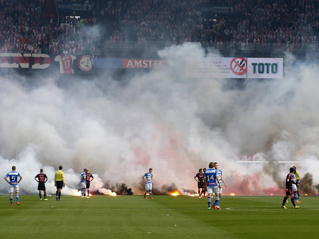Ajax-supporters gooien vuurwerk op het veld tijdens de bekerfinale PEC Zwolle - Ajax. Foto van de Week. (20-4-2014)