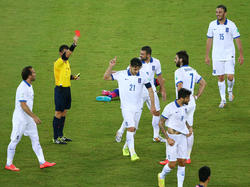 Kostas Katsouranis benadeelt zijn land door al voor rust zijn tweede gele kaart te pakken. Twee domme overtredingen en zijn WK zit er waarschijnlijk op. (20-6-2014)