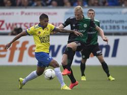Nick van der Velden in duel met Marlon Pereira tijdens de wedstrijd van SC Cambuur tegen FC Groningen. (14-09-2014).