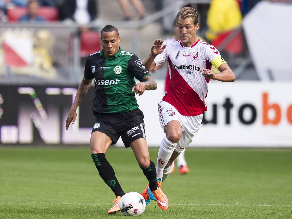 Willem Jansen van FC Utrecht en Tjaronn Chery van FC Groningen in duel om de bal. (21-09-2014).