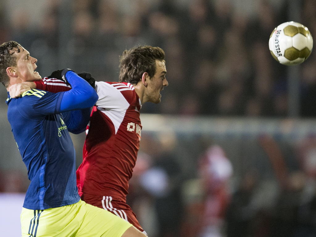 Damian van Bruggen (l.) en Vincent Janssen vechten meerdere duels uit in de wedstrijd Almere City - Jong Ajax. Hier gebruikt de spits van Almere City zijn handen teveel. (28-11-2014)