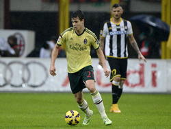 Marco van Ginkel heeft de bal tijdens het competitieduel AC Milan - Udinese. (30-11-2014)