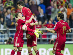 David Silva, que dio la asistencia al gol, celebra el tanto Jordi Alba (izq.). (Foto: Getty)