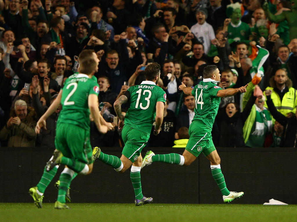 Jon Walters weet dat hij zojuist vanaf elf meter een belangrijke treffer heeft gemaakt voor Ierland. Dankzij zijn 1-0 tegen Bosnië-Herzegovina is zijn land een stap dichterbij het EK 2016 in Frankrijk. (16-11-2015)