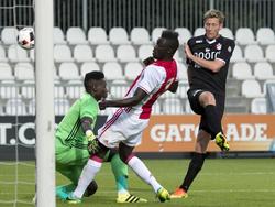 Rogier Krohne (r.) haalt uit namens FC Emmen. De aanvaller wordt daarbij gehinderd door André Onana (l.) en Davinson Sánchez (m.) van Jong Ajax. (08-08-2016)