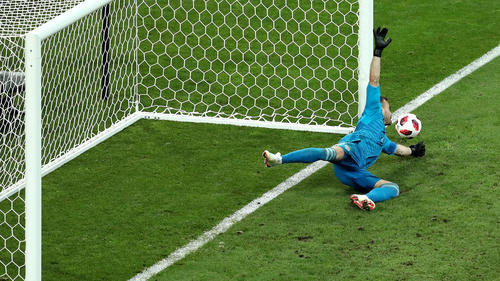 Igor Akinfeev pariert den Elfmeter von Mateo Kovacic