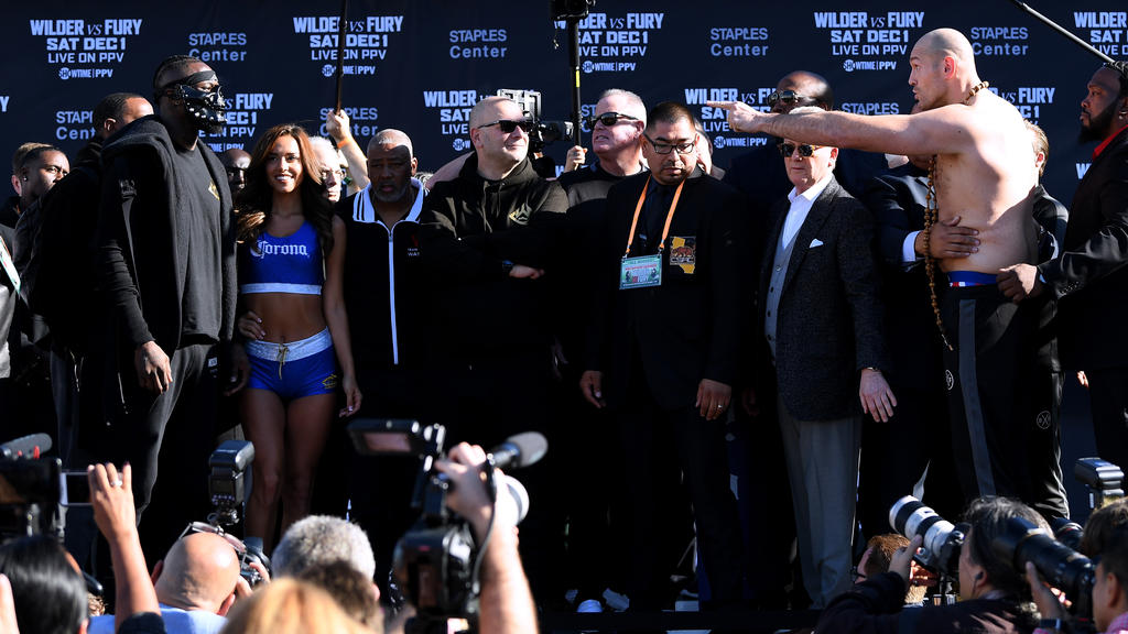 Tyson Fury (r.) droht Deontay Wilder Tyson Fury (r.) droht Deontay Wilder
